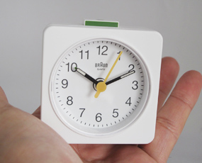 ブラウン(BRAUN) BNC019 目覚し時計 デジタル アラーム モダン 正規品 直輸入 小型 置き時計 ドイツ (YM-BNC019)